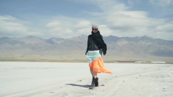 Aziatische Vrouw Wandelen Het Strand Van Zout Meer — Stockvideo