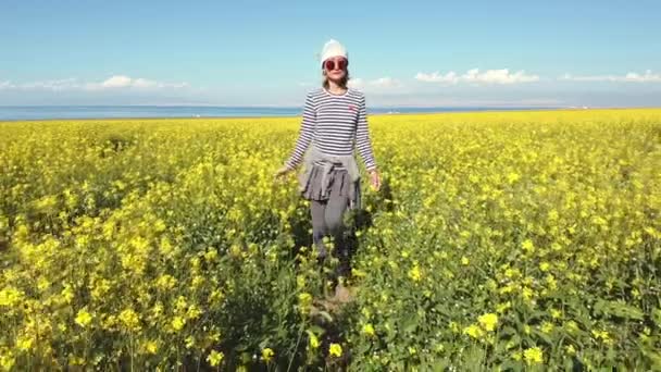 Azjatycki Kobieta Turysta Spacery Canola Kwiat Pole — Wideo stockowe