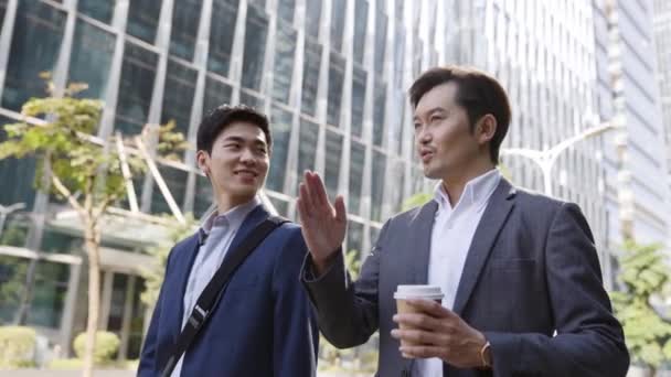 两个亚洲商人在现代城市的大街上交谈 — 图库视频影像