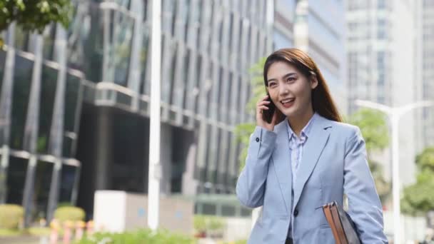 Young Asian Businesswoman Talking Phone While Walking Street Modern City — Vídeo de Stock