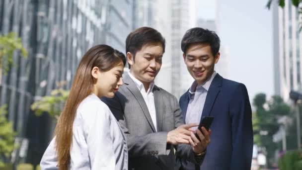 Team Asian Business People Standing Talking Using Cellphone Street Modern — Stock Video