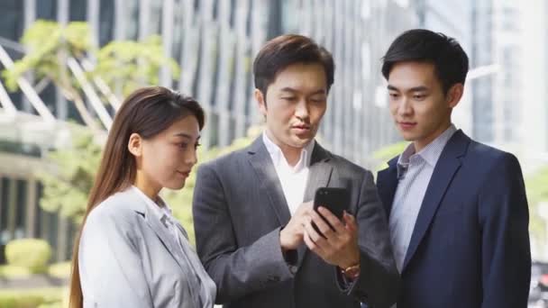 Asian Business People Standing Street Sharing Information Using Cellphone Downtown — Stockvideo