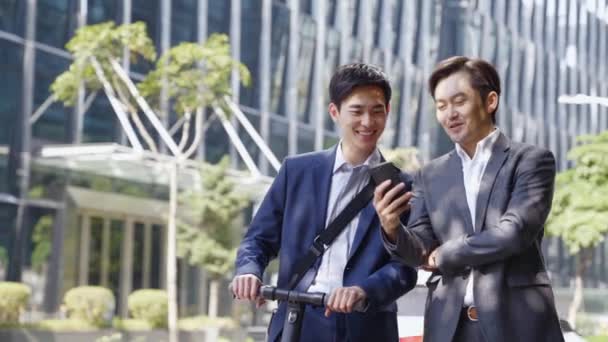Two Asian Business Men Standing Street Sharing Information Downtown Modern — Stockvideo