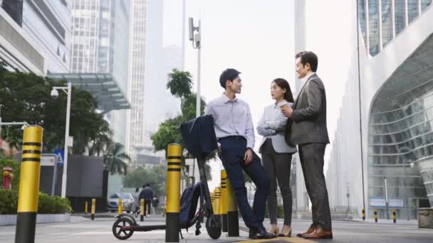 Три Азіатські Бізнесмени Стоять Вулиці Розмовляючи Діловому Районі Міста — стокове відео