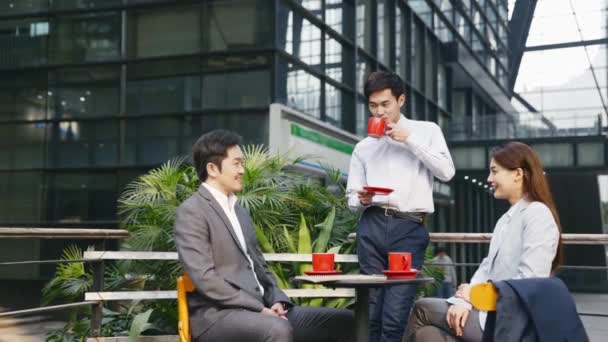 Three Asian Business Men Woman Sitting Outdoor Coffee Shop Having — Stock video