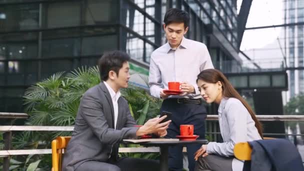 Команда Трьох Азіатських Корпоративних Керівників Зустріч Відкритому Кафе Обговорюють Бізнес — стокове відео