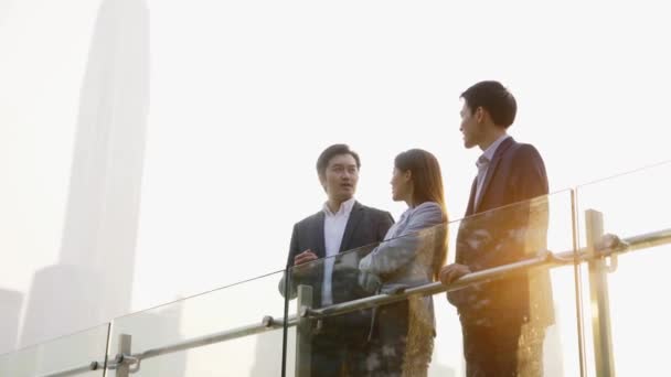 Три Трьох Азіатських Корпоративних Керівників Обговорюють Бізнес Відкритому Повітрі — стокове відео