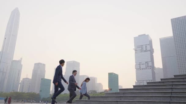 Zespół Trzech Azjatyckich Menedżerów Korporacyjnych Omawiających Biznes Climbing Steps Modern — Wideo stockowe