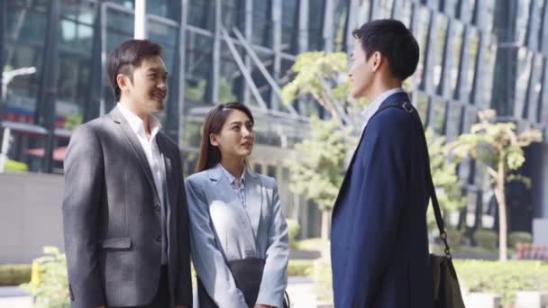 Tři Asijské Obchodní Lidé Stojící Ulici Příjemnou Konverzaci — Stock video