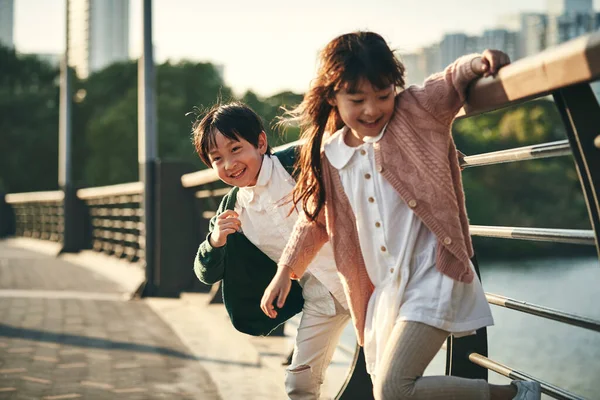 Dos Feliz Asiático Niños Tener Bueno Tiempo Jugando Ciudad Parque — Foto de Stock