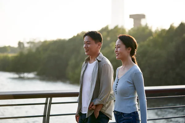 Jovem Asiático Casal Tomando Passeio Cidade Parque Feliz Sorrindo — Fotografia de Stock