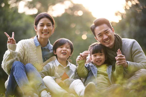 Happy Asian Family Two Children Having Good Time Sitting Grass — Stock Photo, Image