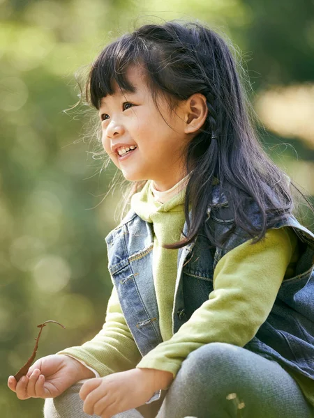 Retrato Aire Libre Una Niña Asiática Sentada Hierba Feliz Sonriente — Foto de Stock