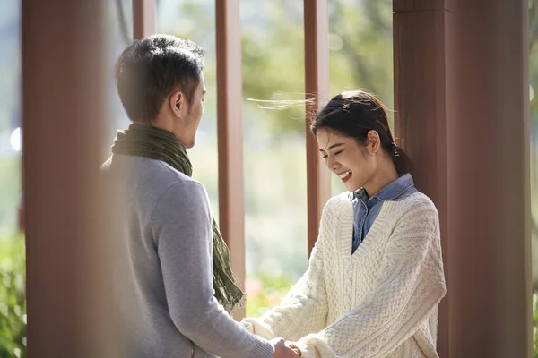 Rencontres Jeune Couple Asiatique Parler Bavarder Plein Air Dans Parc — Photo