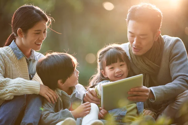 Asian Family Two Children Relaxing Outdoors City Park — Stock Photo, Image