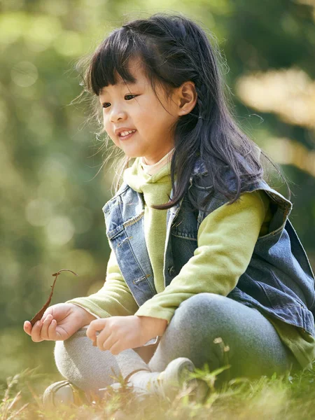 Outdoor Portrait Asian Little Girl Sitting Grass Happy Smiling — Stock Photo, Image