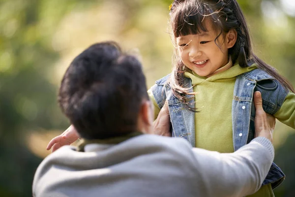 Giovane Padre Asiatico Che Abbraccia Figlia Anni All Aperto Parco — Foto Stock