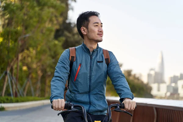 Giovane Asiatico Uomo Equitazione Bicicletta Fiume Percorso Pubblico Parco Moderno — Foto Stock