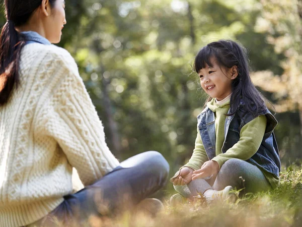 Jeune Asiatique Mère Fille Appréciant Une Conversation Plein Air Dans — Photo