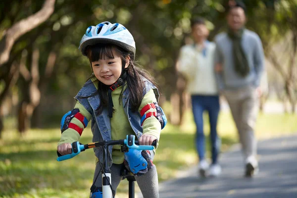 Petite Fille Asiatique Avec Casque Des Engrenages Protection Complète Vélo — Photo