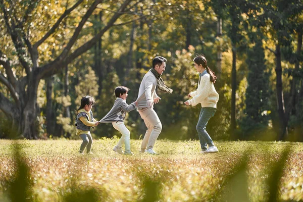 Młoda Azjatycka Rodzina Dwójką Dzieci Zabawy Gry Świeżym Powietrzu Parku — Zdjęcie stockowe
