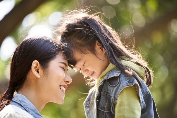 Ung Asiatisk Mor Och Dotter Njuter Bra Tid Utomhus Stadsparken — Stockfoto