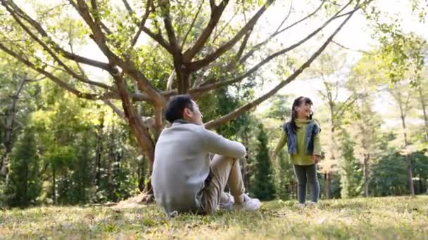 Jeune Asiatique Père Avoir Bon Temps Avec Fille Plein Air — Video