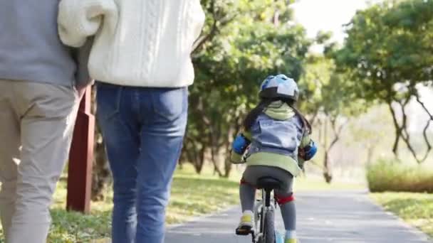 Traseiro Vista Pouco Asiático Menina Equitação Bicicleta Com Completo Protetora — Vídeo de Stock