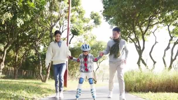Petit Asiatique Garçon Apprentissage Roller Patinage Aidé Par Maman Papa — Video