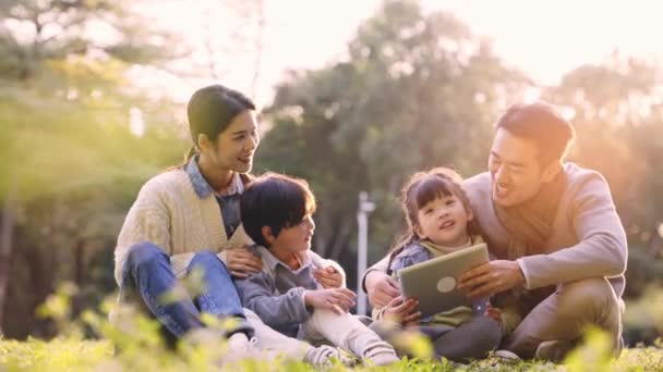 Junges Asiatisches Paar Mit Zwei Kindern Entspannt Sich Park — Stockvideo