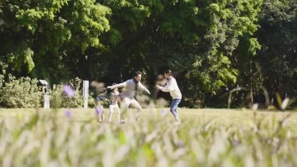 Feliz Asiático Família Com Duas Crianças Divertindo Livre Parque — Vídeo de Stock