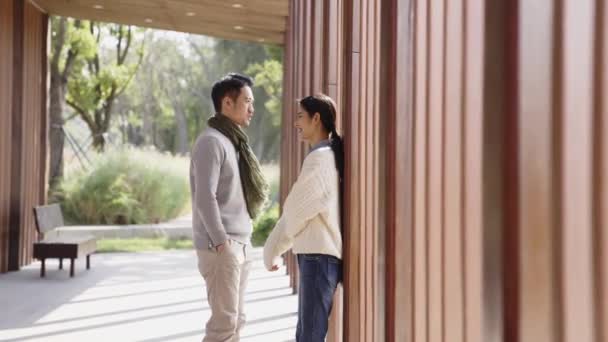 公園で話していた若いアジア系男性と女性 — ストック動画