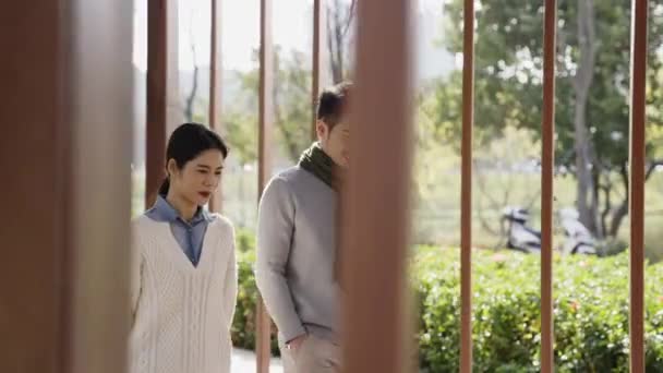 Junge Asiatische Mann Und Frau Dating Reden Park — Stockvideo