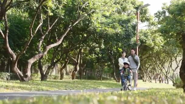 Pequeño Asiático Chica Con Completo Protector Engranajes Caballo Bicicleta Parque — Vídeo de stock