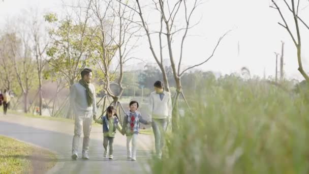 Szczęśliwa Azjatycka Rodzina Dwójką Dzieci Spacerujących Parku Miejskim — Wideo stockowe