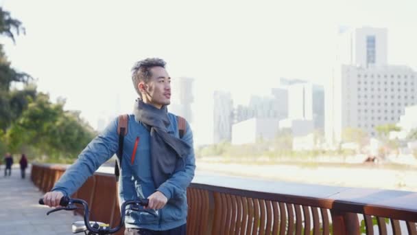 Joven Asiático Hombre Caminando Ciudad Parque Con Bicicleta — Vídeos de Stock