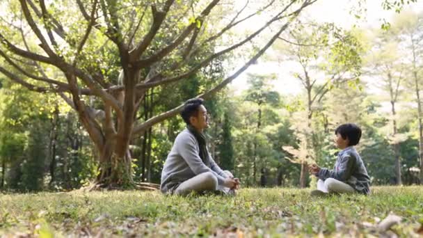 Asiatische Vater Und Sohn Sitzen Auf Dem Boden Und Unterhalten — Stockvideo