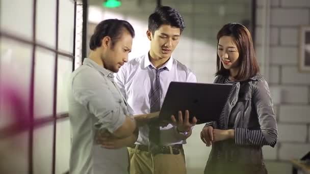 Pequeño Grupo Jóvenes Empresarios Asiáticos Discutiendo Negocios Utilizando Ordenador Portátil — Vídeo de stock