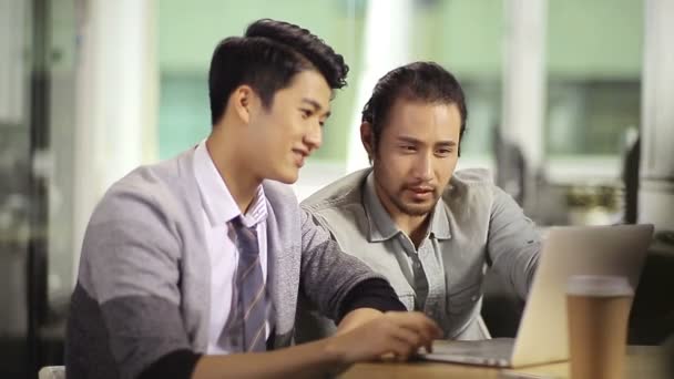 Dva Asijské Korporátní Lidé Diskutovat Podnikání Pomocí Notebooku Kanceláři — Stock video
