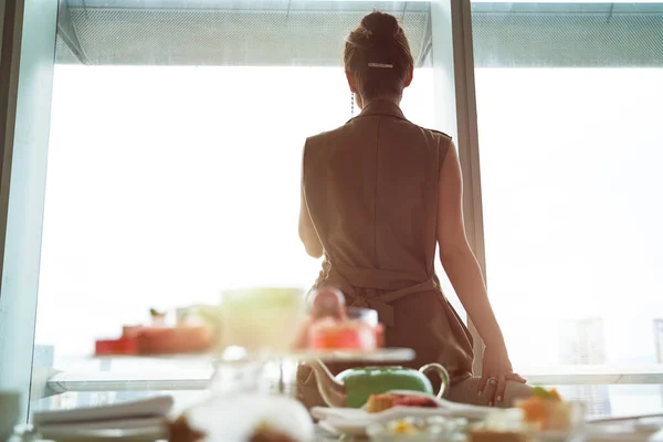 Mogen Asiatisk Kvinna Tittar Utsikten Genom Fönstret Hotellrum Med Frukost — Stockfoto