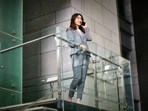 Young Asian Corporate Business Woman Standing Top Stairs Making Call — Stock Photo, Image