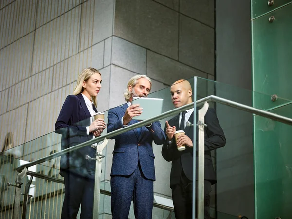 Gente Corporativa Multinacional Multiétnica Discutiendo Negocios Usando Tableta Digital Edificio — Foto de Stock