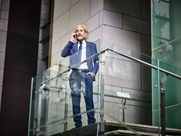 Зрілий Білий Корпоративний Бізнесмен Стоїть Сходах Робить Дзвінок Допомогою Мобільного — стокове фото