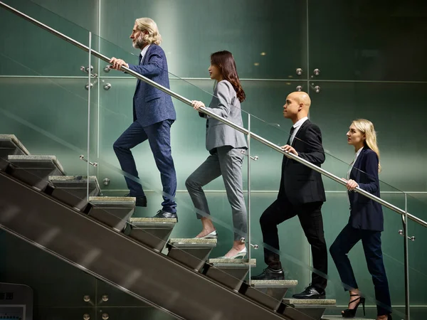 Empresarios Corporativos Multinacionales Multiétnicos Hombres Mujeres Subiendo Escaleras Una Línea —  Fotos de Stock