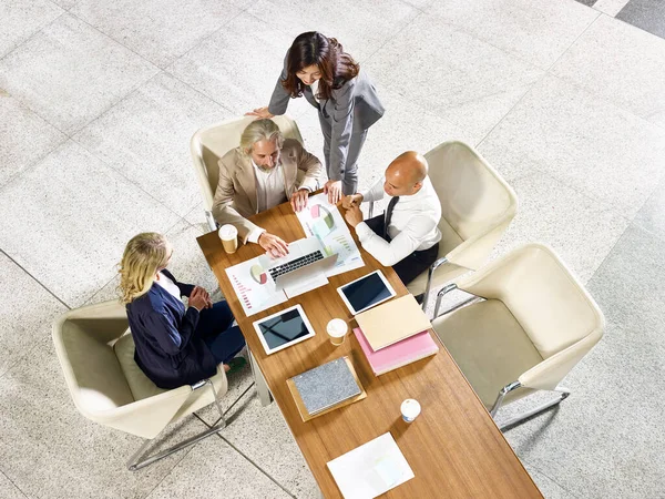 Vállalati Üzletemberek Többnemzetiségű Csoportja Hivatalban Ülésezik Stock Kép