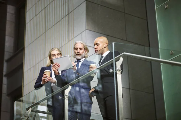 Gente Corporativa Multinacional Multiétnica Discutiendo Negocios Usando Tableta Digital Edificio — Foto de Stock