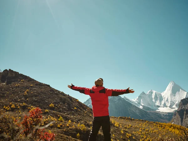 Vista Trasera Del Hombre Asiático Pie Cima Una Montaña Cercana Imagen De Stock