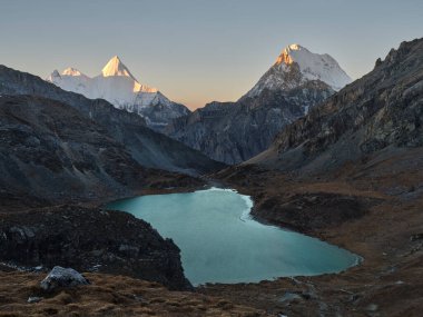 Jampayang Dağı, Chanadorje Dağı ve Boyongcuo Gölü gün doğumunda Yading Ulusal Parkı, Daocheng Bölgesi, Sichuan Bölgesi, Çin