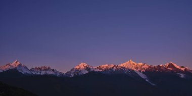 Çin 'in yunnan şehrinde gün doğumunda Meili dağının kawabego zirvesi.