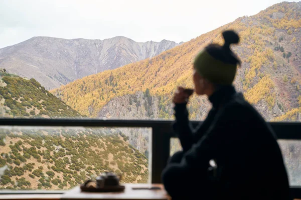 Silueta Una Mujer Asiática Sentada Balcón Bebiendo Mirando Las Montañas Fotos De Stock Sin Royalties Gratis